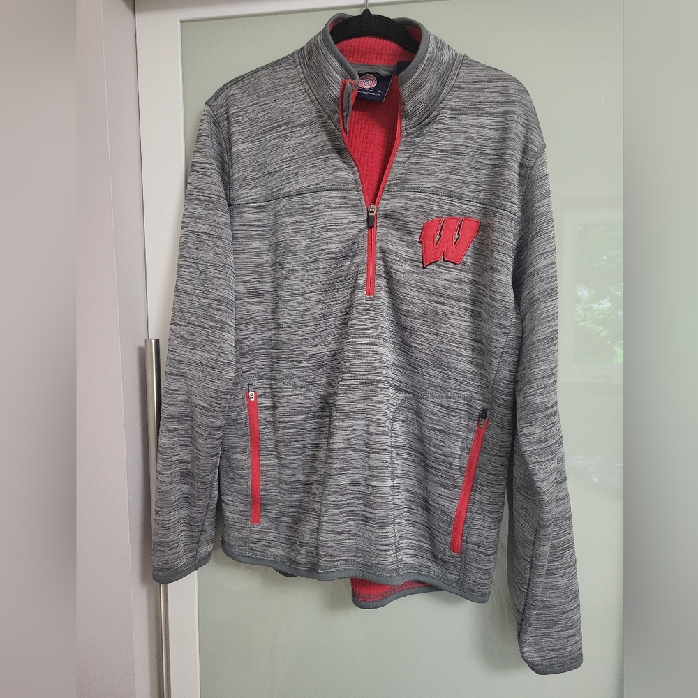 Wisconsin Badgers Gray Zippered Pullover Men's Size Medium